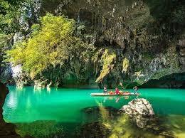 太震撼了！广西河池，一位游客爬山爬到高处，无意间往一个巨大的山洞里瞅了一眼。就这
