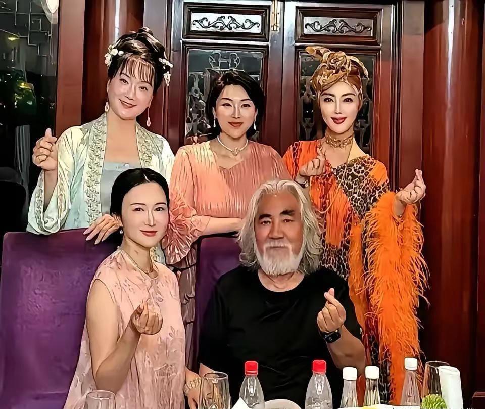 张纪中74岁生日，他的大姨子杜星仪盛装出席，第一次和妹夫同框，站在寿星身后，谦逊