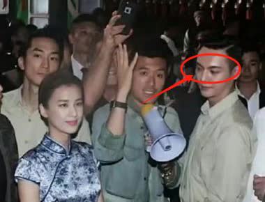 这张照片里，黄圣依的气质真绝了。 陈伟霆直勾勾的盯着黄圣依，眼里有很多说