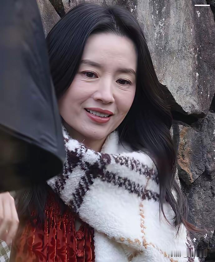 看了董洁的照片，我决定以后省点钱，不再买贵的化妆品了！明星不比咱们有钱啊，