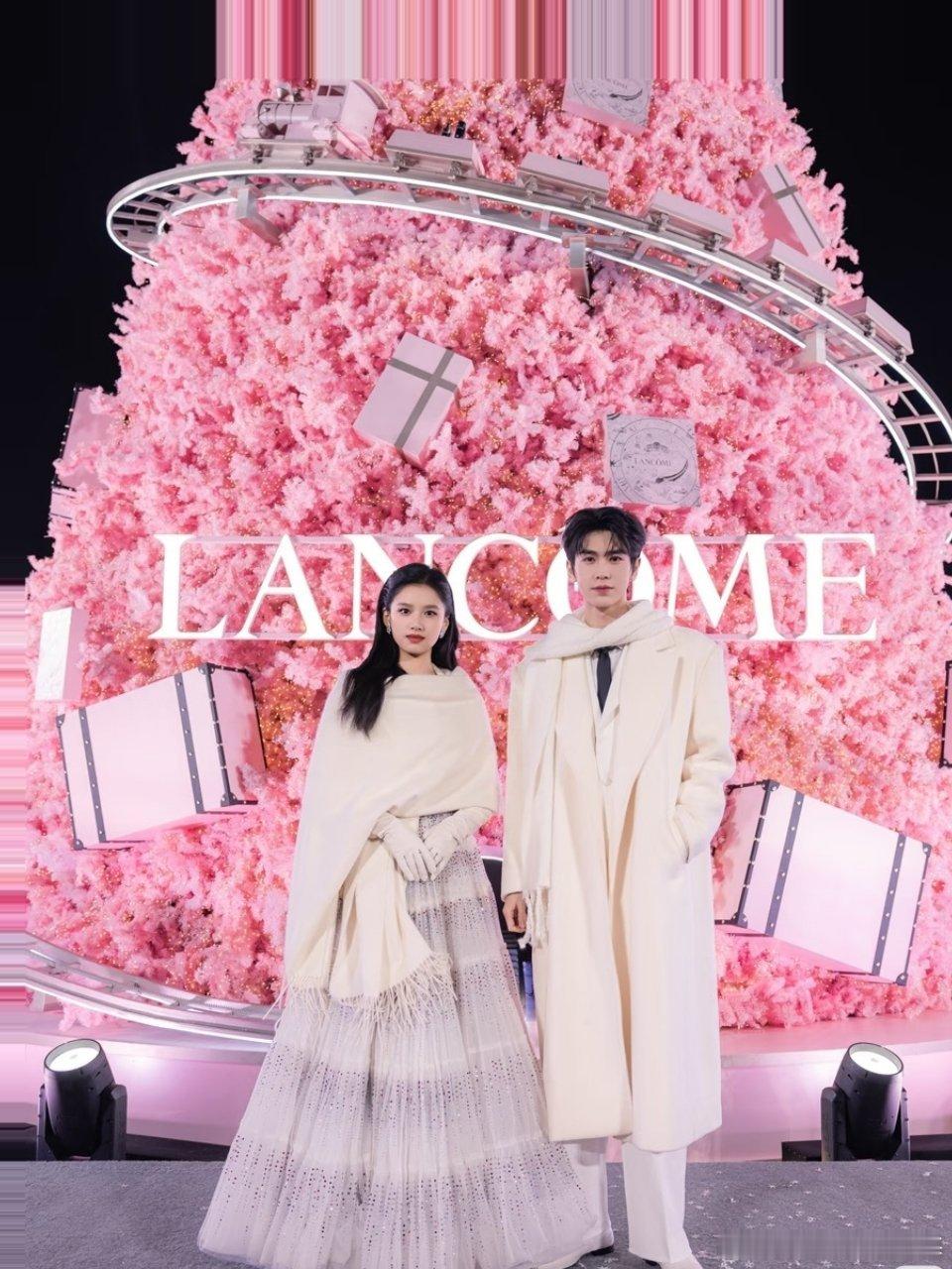 看到这两张照片的第一感觉就是张凌赫、张婧仪结婚了。