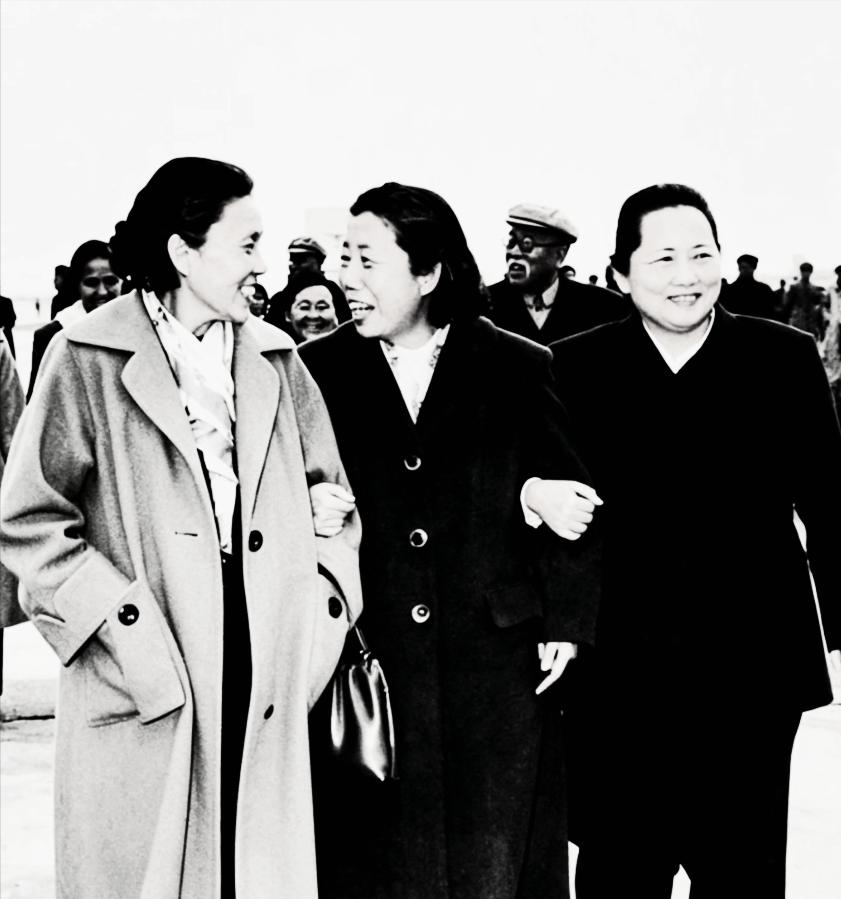 1960年北京机场，三个女人挽着手并肩走过。她们加起来的岁月里，有一个从窗子里爬