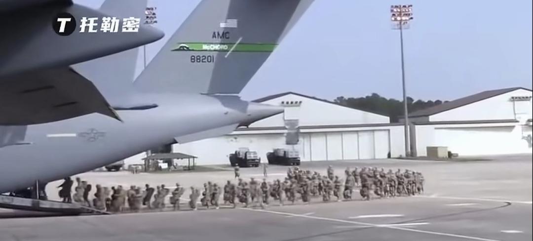 这是美国空降兵上飞机的画面我总觉得空降兵应急救灾救援什么的还挺实