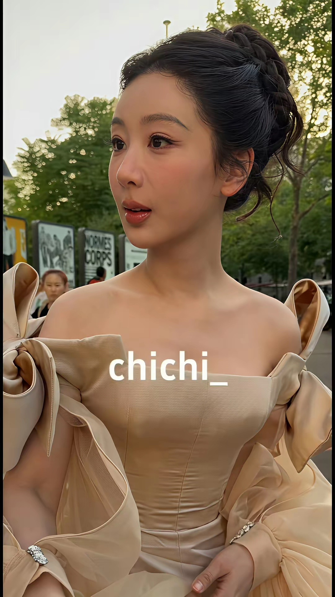 杨紫的脸已经经不起折腾了，脸上不能做减法，脸上没有肉，肌肉走向朝下，现在年轻就有