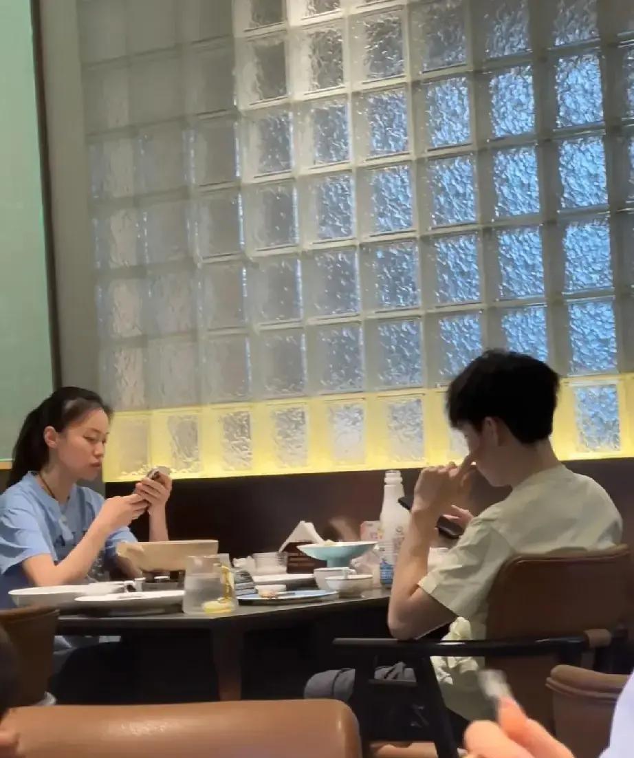 看到黄友政跟韩菲儿大方的逛街吃饭，是真证实了刘丁硕说的话，现在什么年代了，谁还限