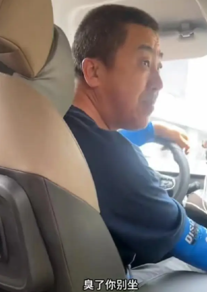近日海南海口某位网约车司机搭载女乘客时，与女孩发生了冲突，司机言语辱骂女孩，脏话