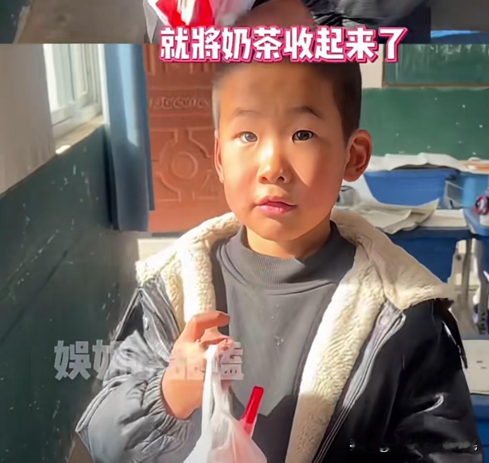 蜜雪冰城好样的一位在农村支教的老师班里有一位小男孩学习进步很大，所以