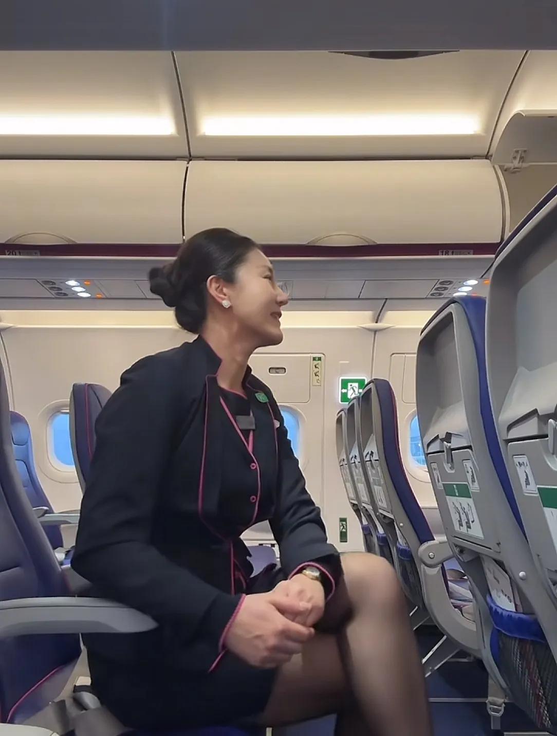 在英国做空姐的河南妹子，很多人被她励志的表现所感动，全家移民英国后，在异国他乡，