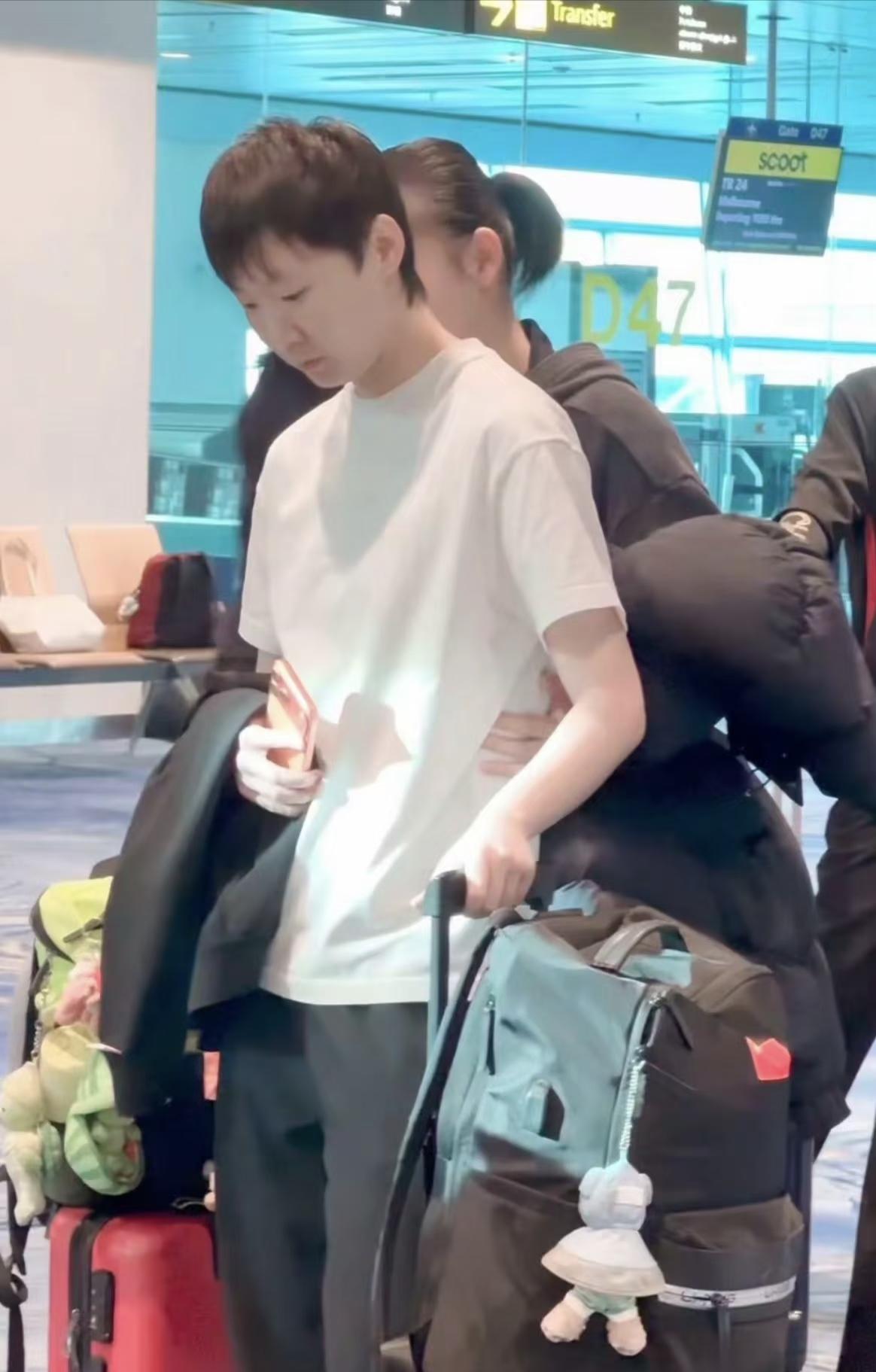 最让王曼昱球迷羡慕的人！王曼昱的队友徐奕！不只掌管王曼昱的护照，还可以把王曼昱抱