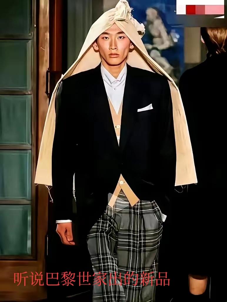 听说这是巴黎世家新品，我认为购买这个的戴上后:巴黎逝家。还差个饰品，手持的那种，