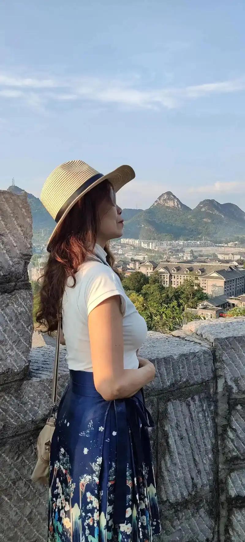台湾女主持在上海五星级酒店，遇到一个穿着很朴素的大陆人，看到他点的酒不便宜，于是