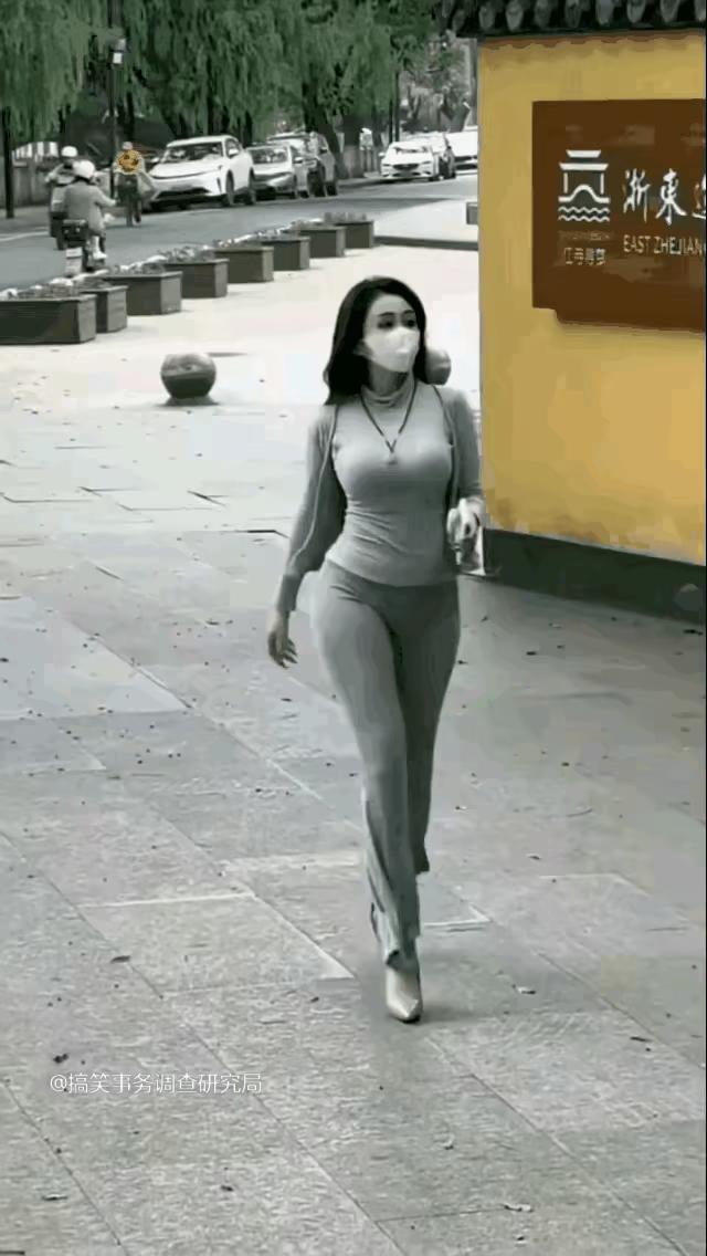 什么叫走起路来风情万种，一步一风景，一步一风情。看看这美女走起路来左右帶风，浑