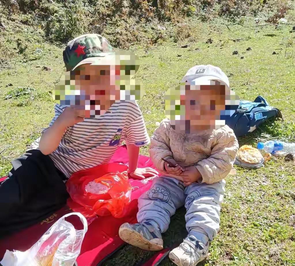“无法原谅！”云南楚雄，7岁哥哥和2岁妹妹跟随外婆去地里干农活。期间，两个孩子在
