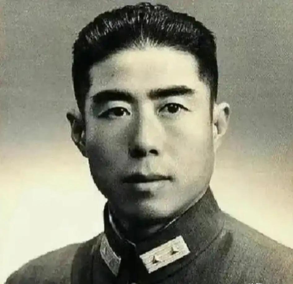 1944年，国军副军长投敌后请日军吃饭，突然进来一位伙计大喊：“清炖鸡来