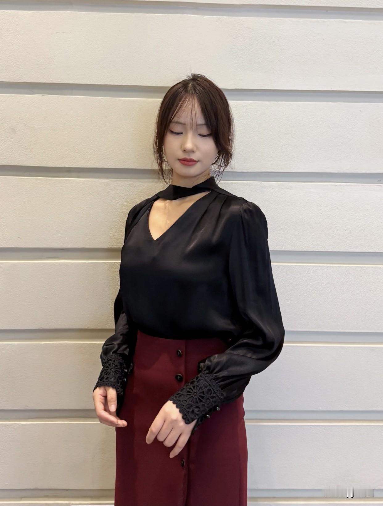 女人如何穿出含蓄的性感?穿开叉裙，走路时若隐若现的腿部很迷人。