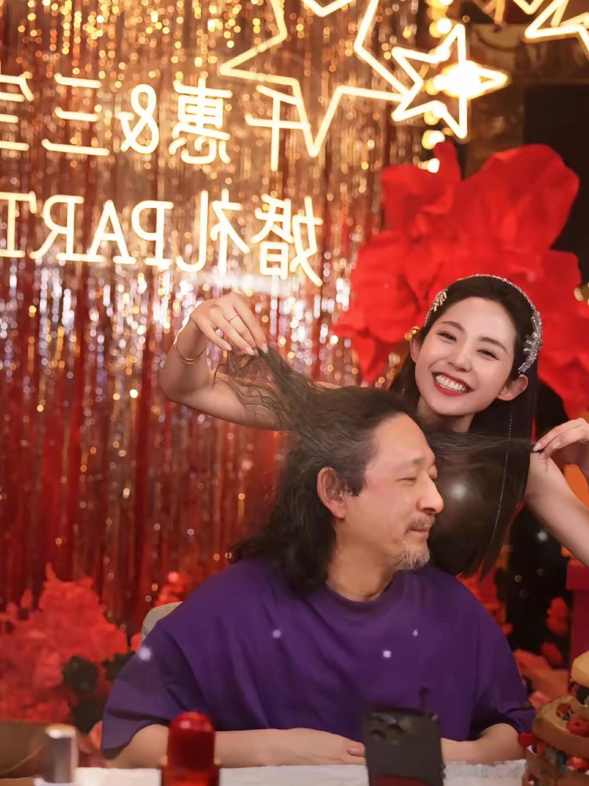 妈呀！！！三宝出现在万千惠直播间了😳😳节目上很强硬的说不会直播，没想