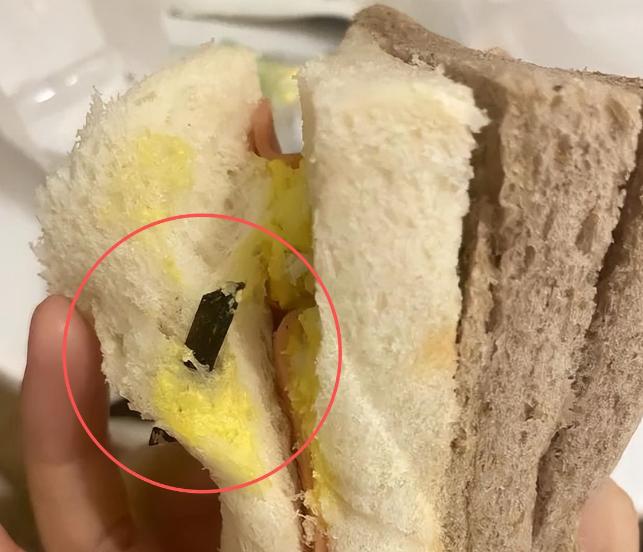 食物藏刀片、细菌严重超标！又一国产巨头被曝“塌房”，坑害老百姓遭到央媒点