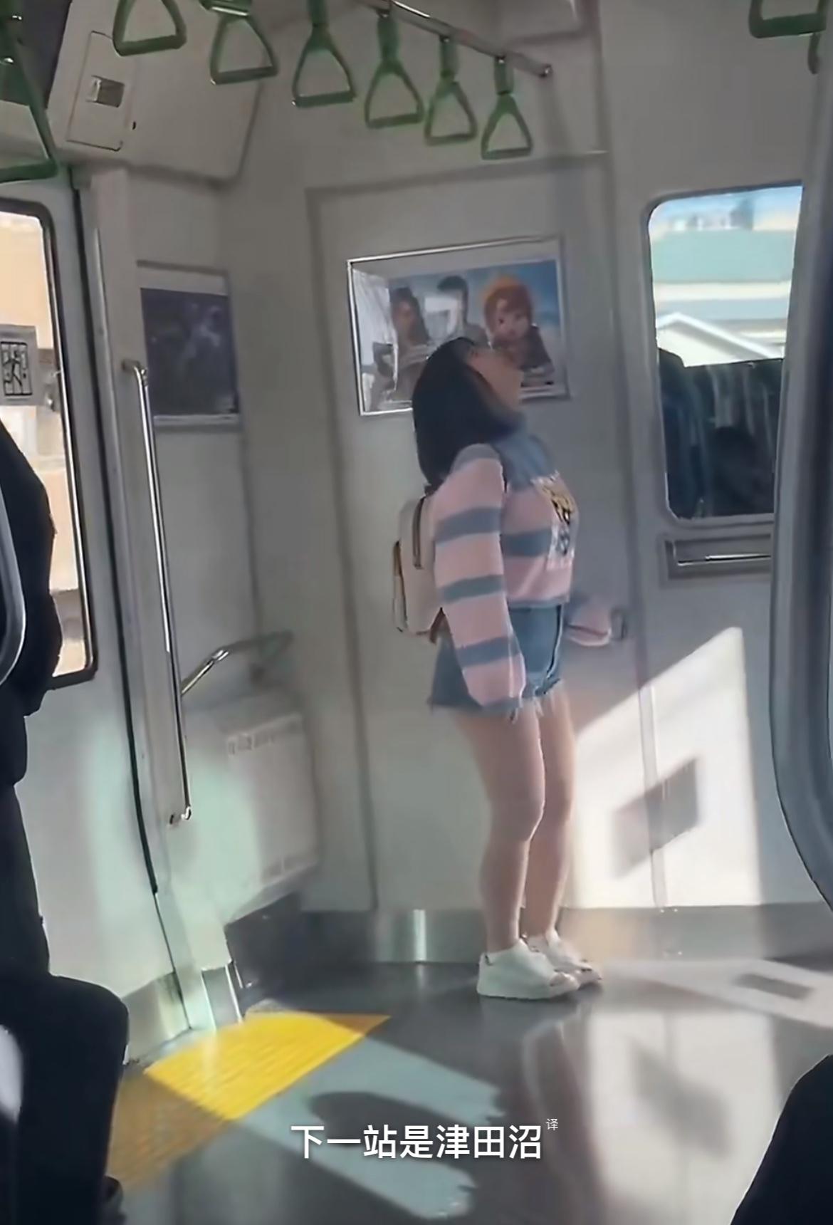 日本女孩在电车里面因吊环太高够不着的视频，引发海外网友大量讨论：认为这是矮个子的