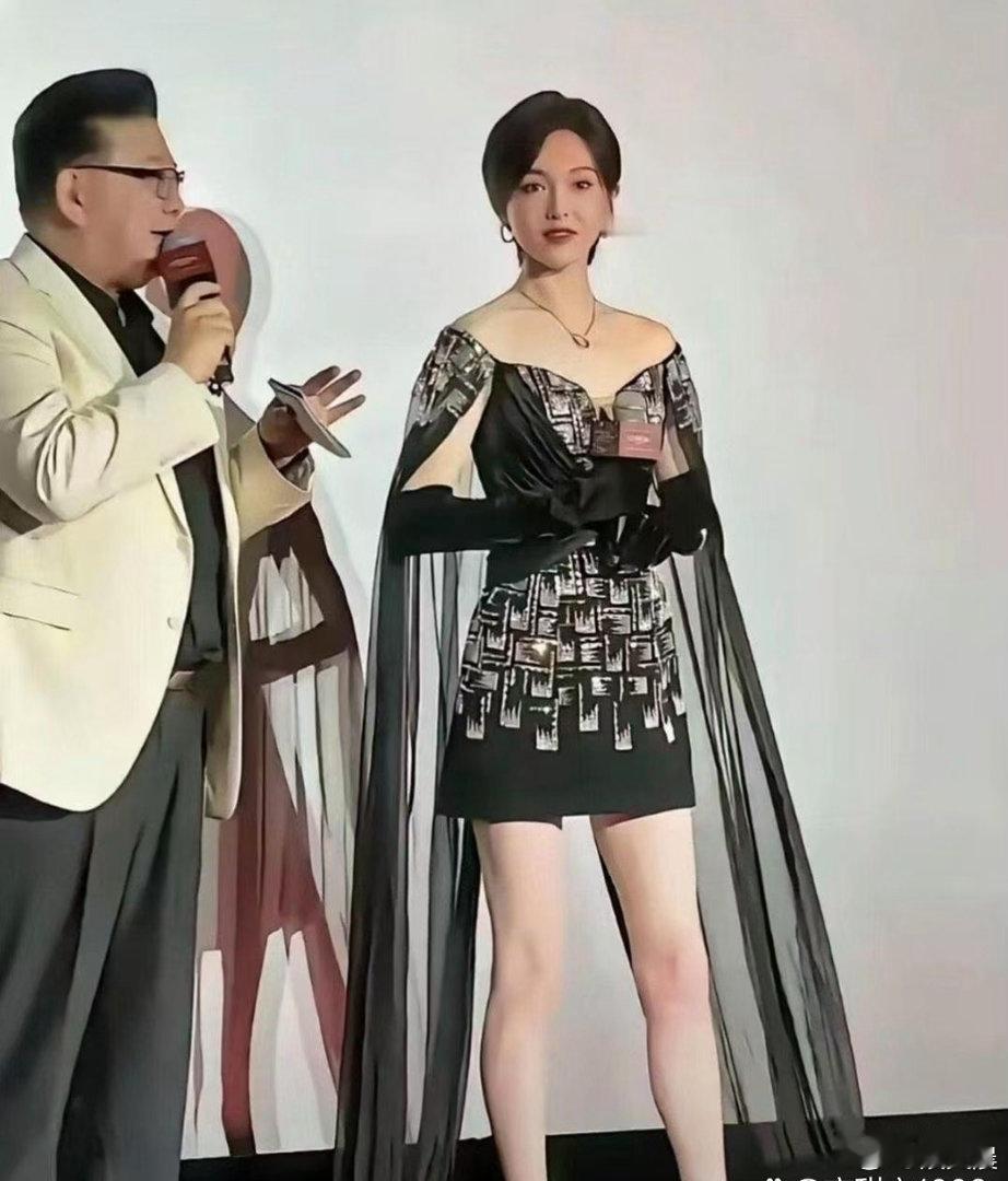 唐嫣变化也太大了，差点认不出来，仿佛换了一个人一般，反差感好强。​