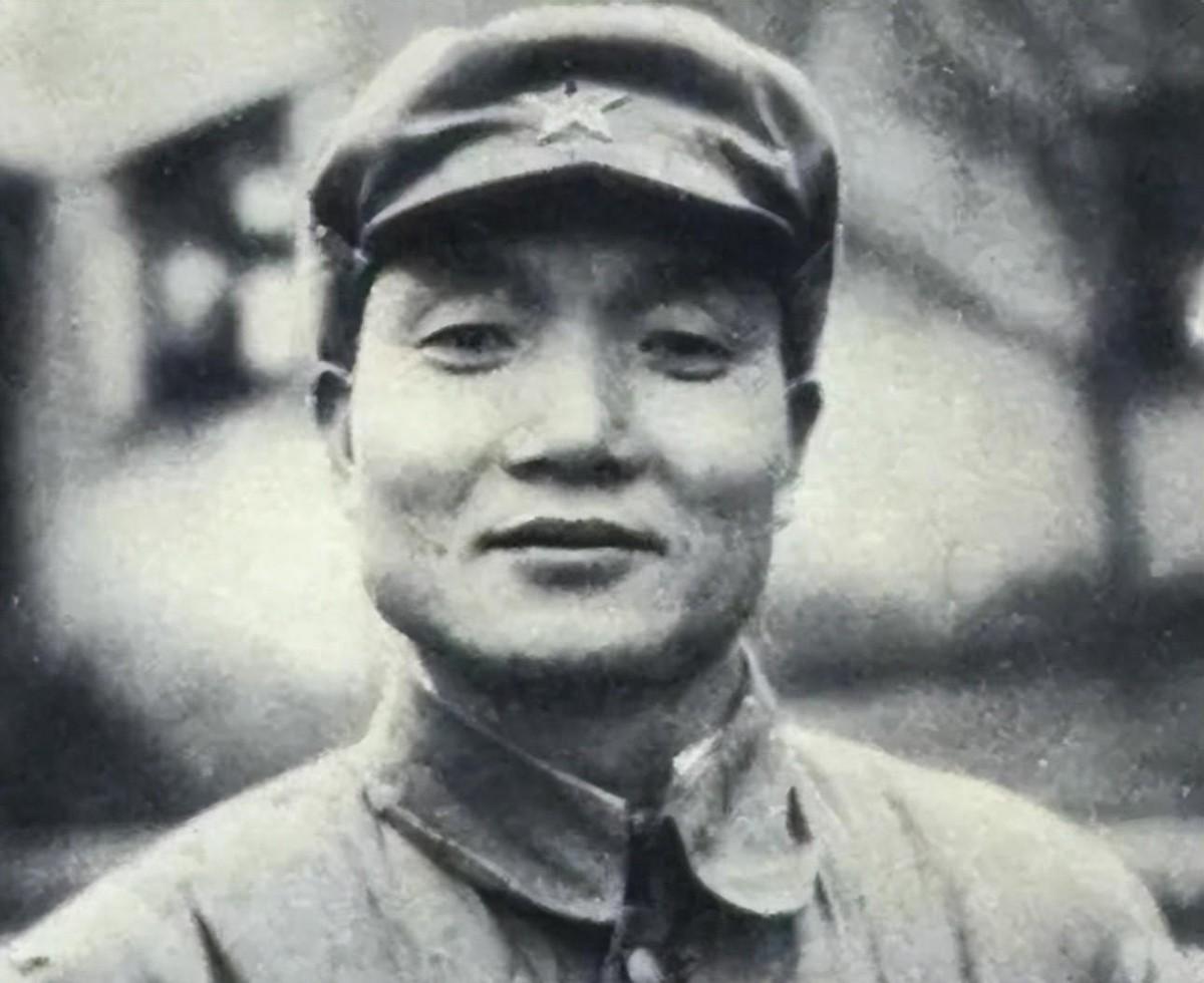 1959年，一位10岁曹姓男孩随母赴婚宴，意外发现李敏竟是自己姨妈，这段往事背后