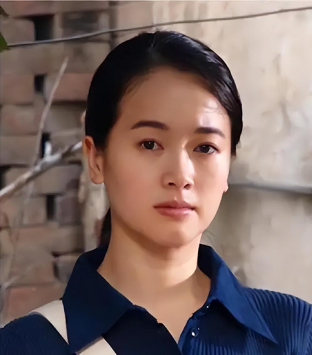 她曾是体操冠军，16岁被姜文带进娱乐圈，因长得太美绯闻多如牛毛   