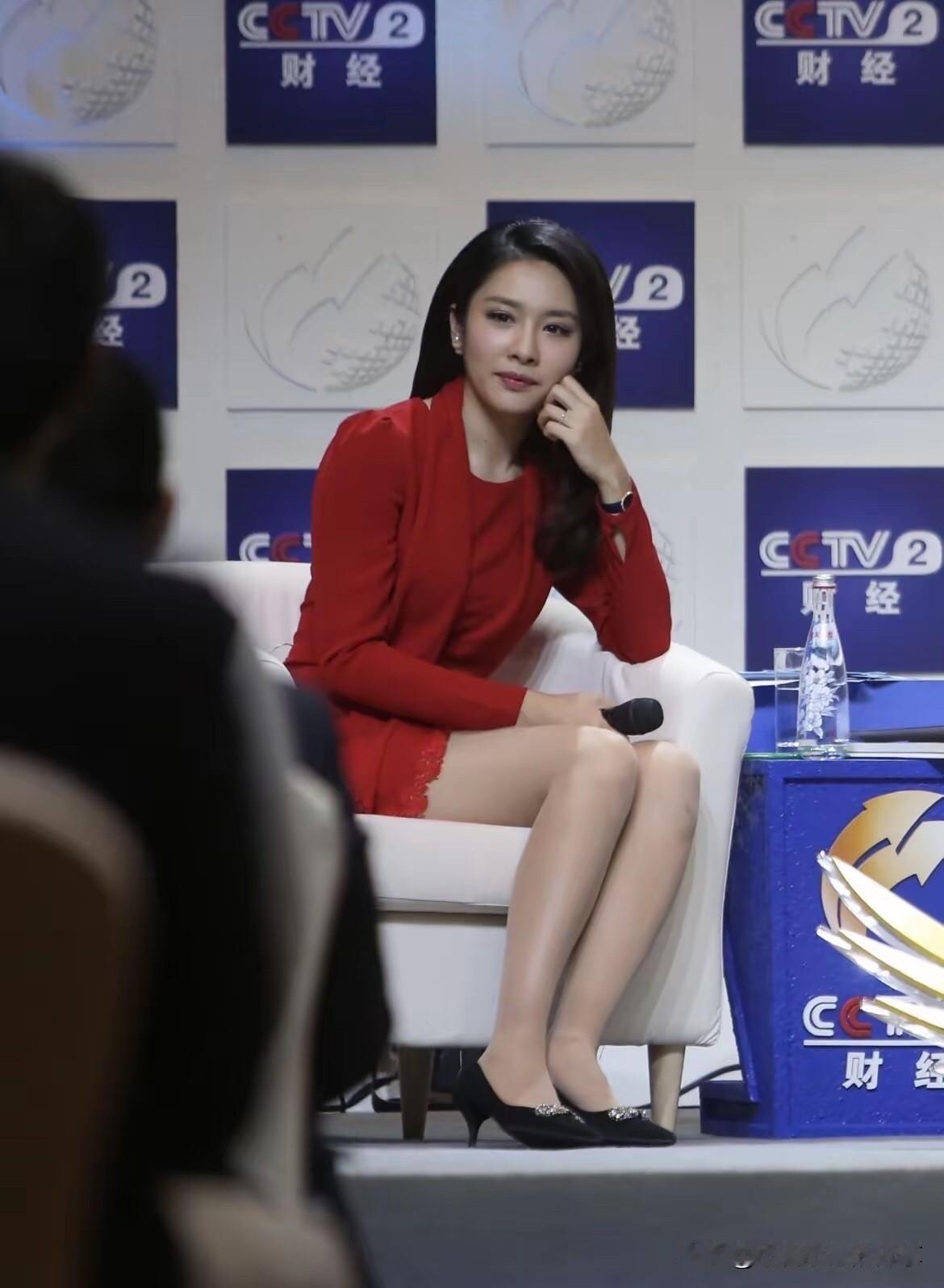 央视财经频道的主持人李斯旋长相端庄大气，坐在舞台中间安静思考的样子好迷人，这样才