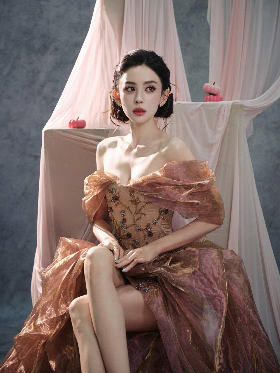 古力娜扎的一组新鲜出炉的美图，婀娜身姿，窈窕淑女，君子好逑啊，不愧是新疆女子，尽