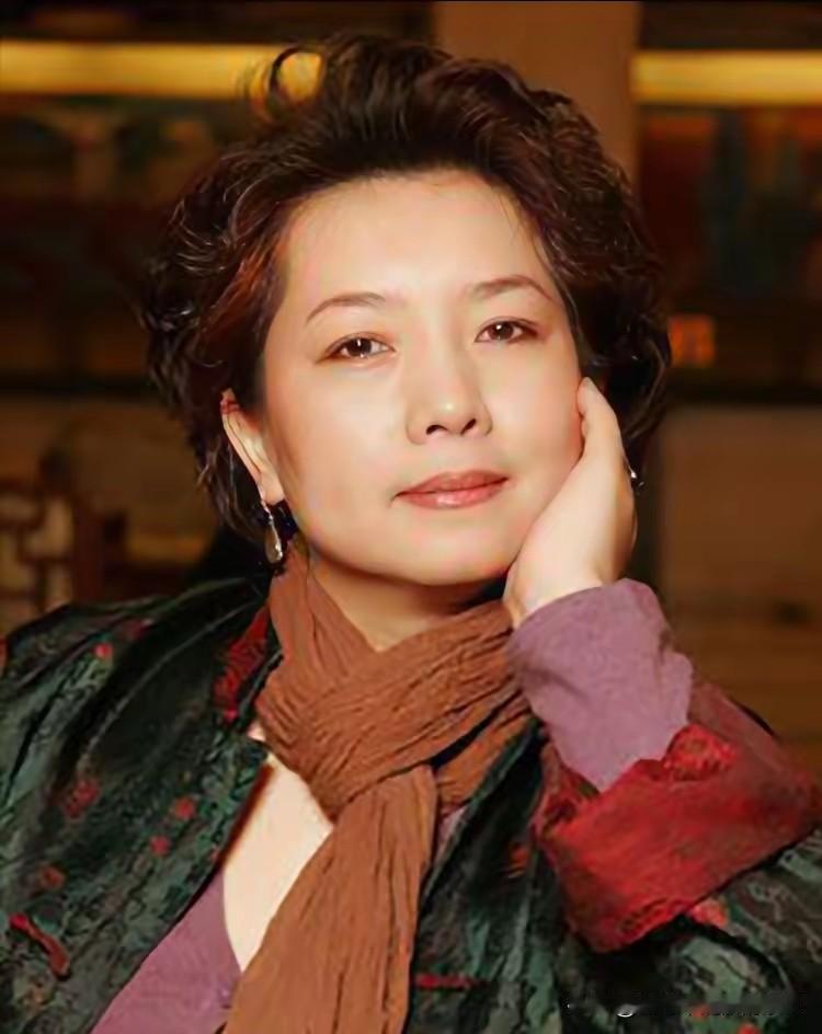 唐师曾前妻王淳华，中央戏剧学院导演系毕业，北京电视台知名编导导演。唐师曾病重期