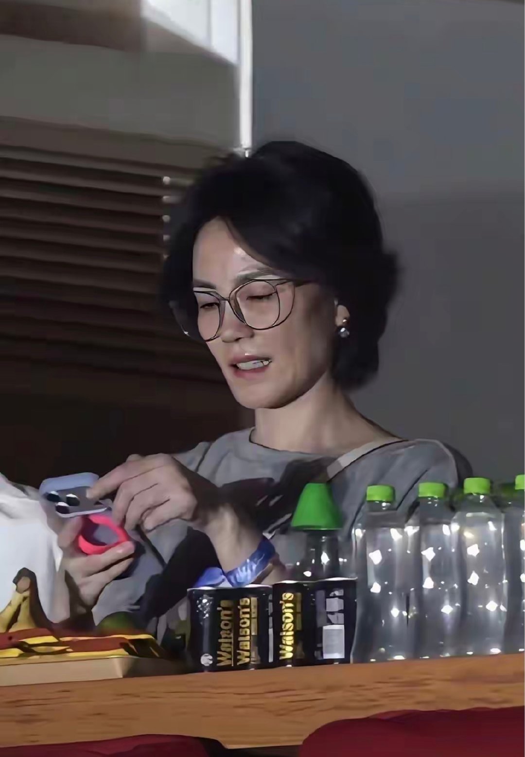 王菲现身那英演唱会！素颜白发、戴老花镜看手机：不装不老，才是顶级从容。​