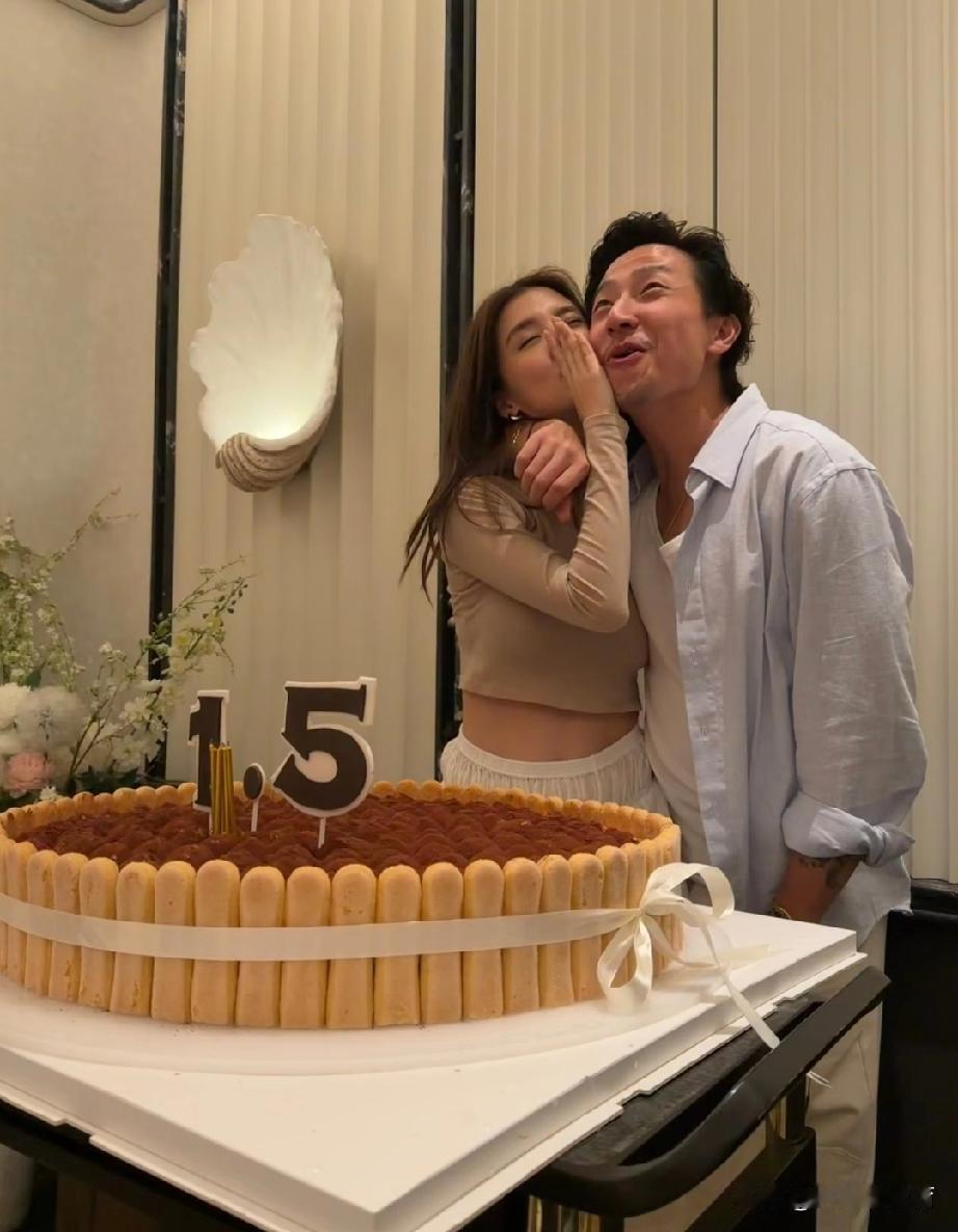 她曾被全网笑“拜金”，如今庆功宴上那个1.5亿的蛋糕，是前男友全家也捧不出的成绩