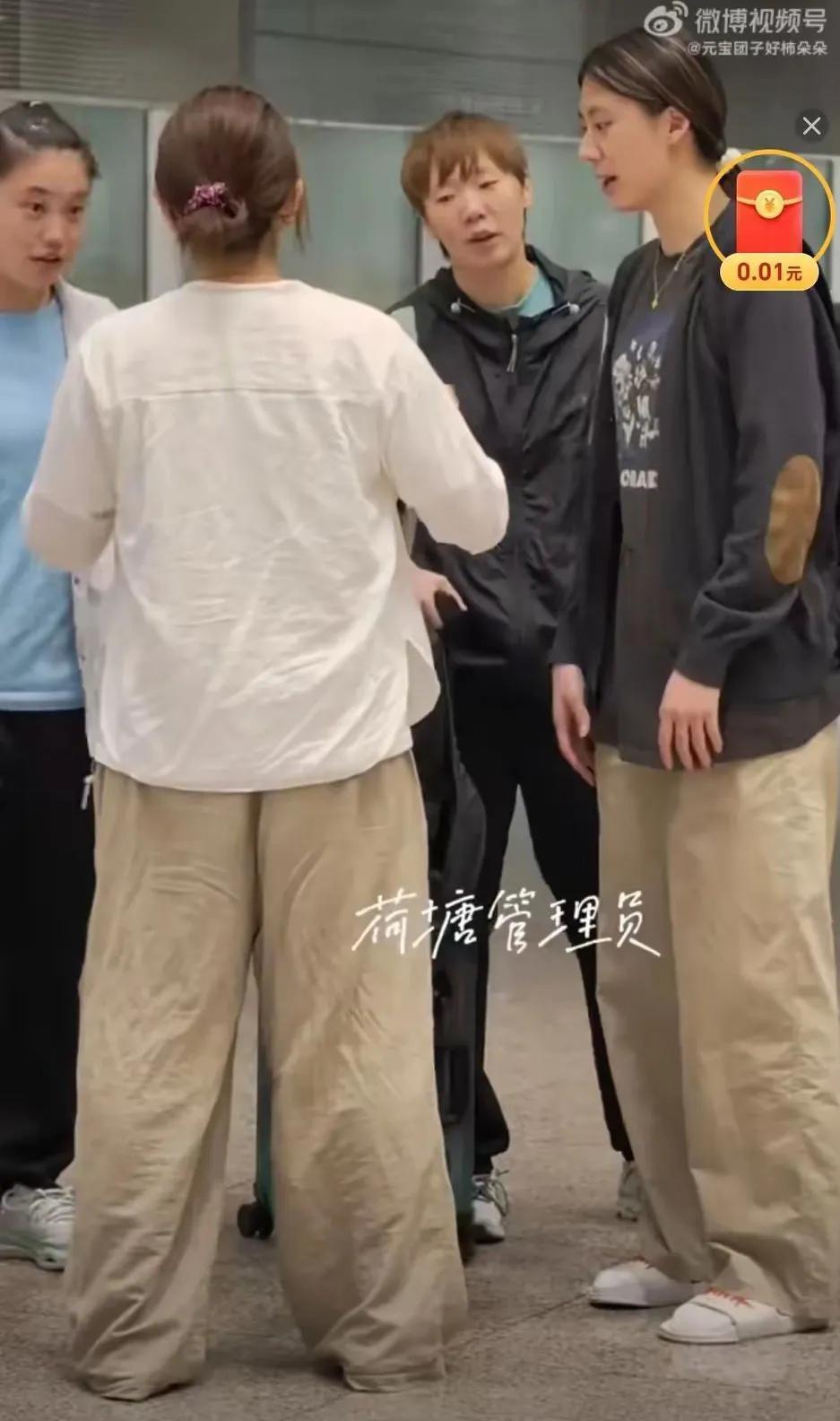 7月16号陈熠坐飞机就敢直接穿双拖鞋，这姑娘是真不讲究那些没用的，舒服才是硬道理