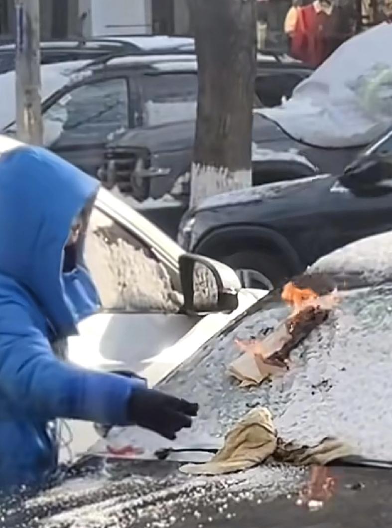 一定要远离这样的女司机这几天沈阳下了很大的雪，又由于气温很低，很多车辆上面的雪