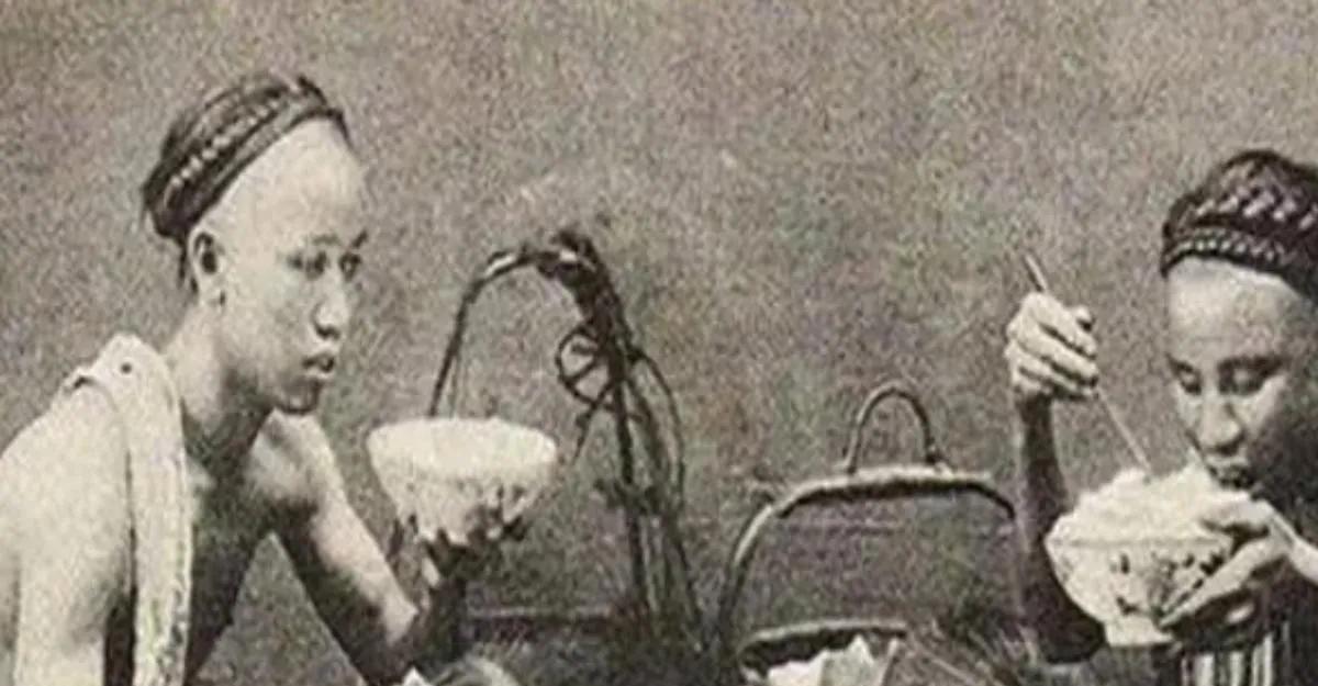 1953年，李鸿章的孙子李子嘉，身着破烂衣服，踉跄着走到一个湖边，纵身一跃跳了进