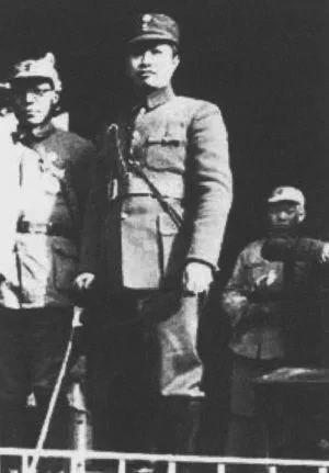 叶挺在生活上有三大嗜好：抽烟、吃猪肚子、喝盐开水。他的烟瘾很大，一天只用3根火柴
