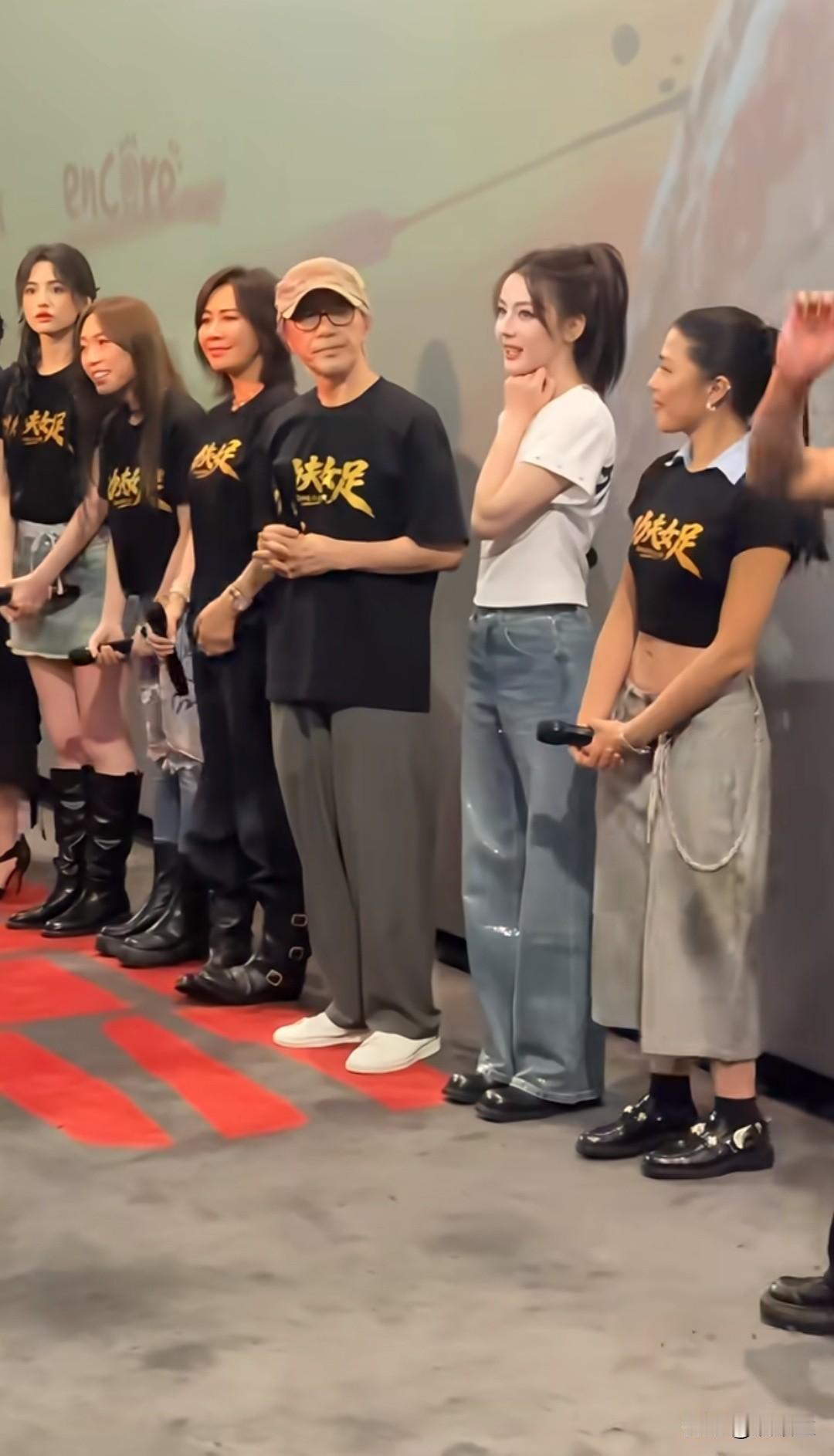 《功夫女足》香港谢票场路演，与观众见面主创站位，迪丽热巴和胡予安站周星驰左边，其