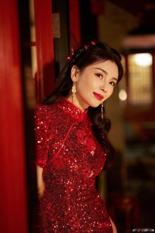 刘涛该叫妈妈还是叫姐姐红裙就是为刘涛量身定做！从容优雅，气场十足，东方韵味拉