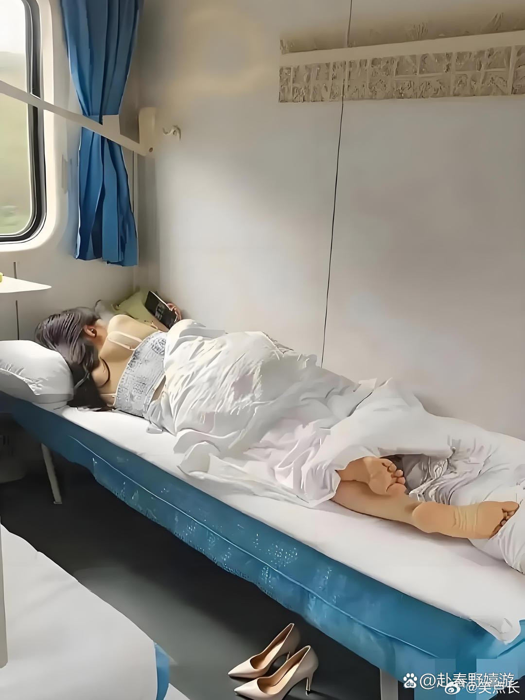 ￼卧铺火车⁠￼￼真没让我失望，地上那双高跟鞋也太好看了。​​​