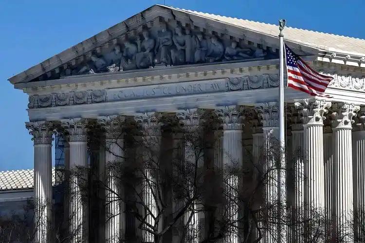 致命沉默！特朗普12小时销声匿迹，病危传闻疯传，白宫辟谣为何难服众？当地