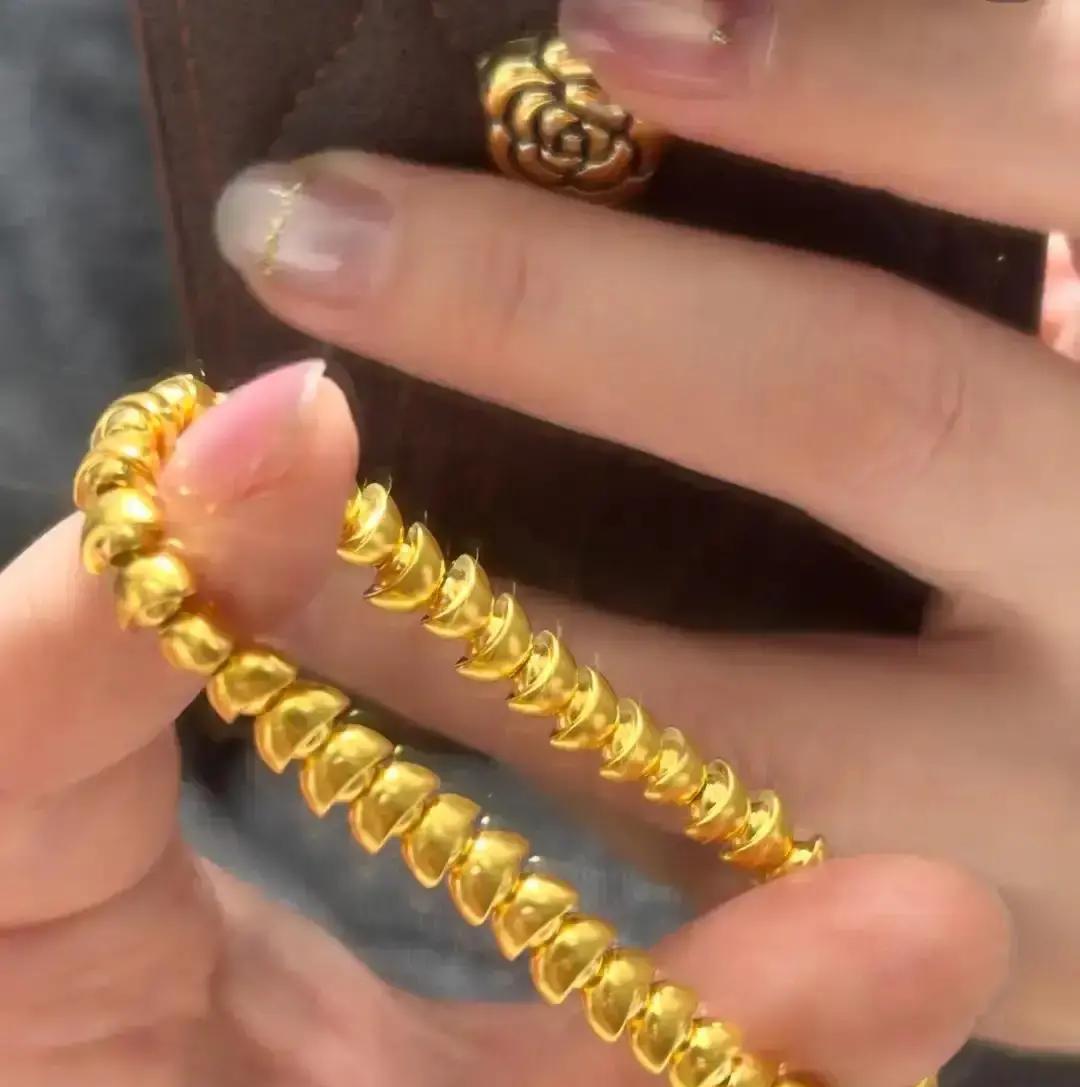 10克小金条，元旦卖断货！昨天路过周大福，柜台前排了十几米队，全冲着那条福