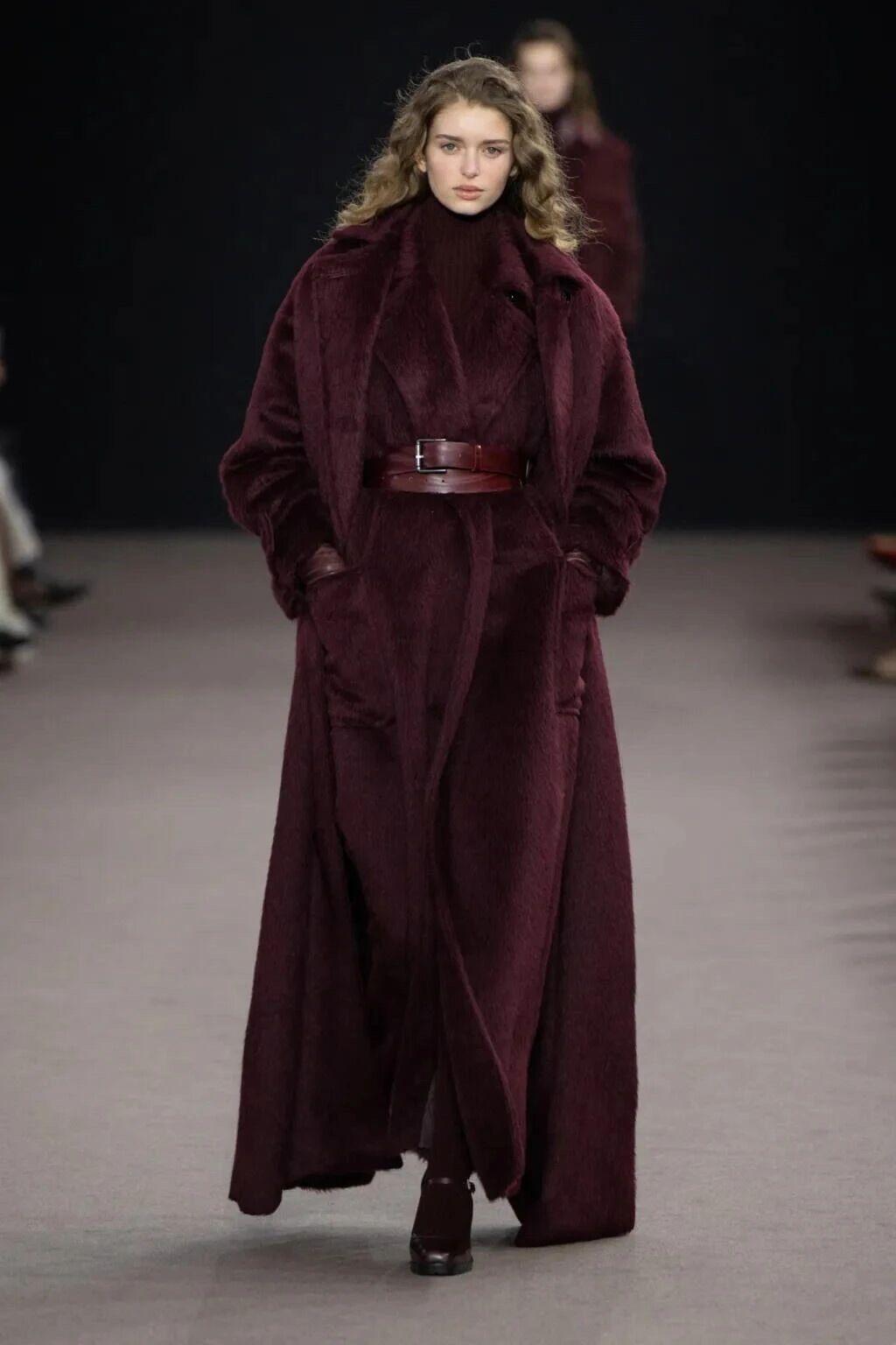 审美提升｜MaxMara2025秋冬秀场这是气场全开的一期，以勃朗特文学为魂