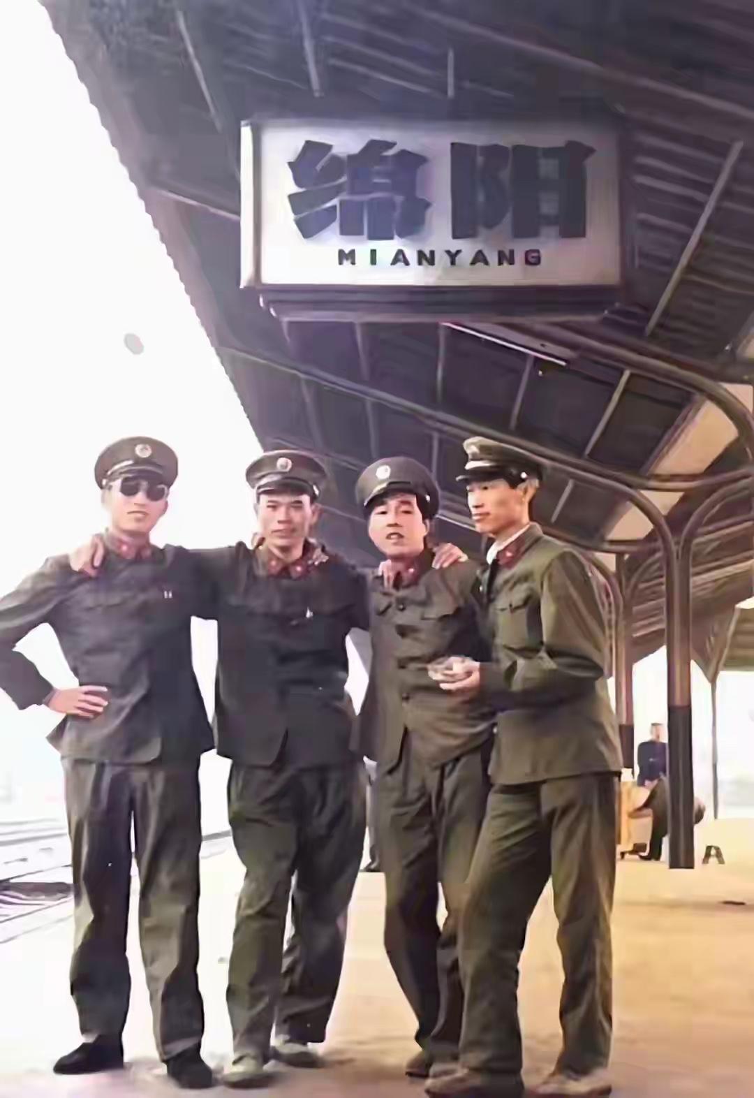 1987年，四名参加过老山轮战的战士，在途经四川绵阳火车站时拍下的珍贵合影。他