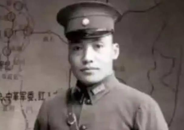 1936年10月，即红军长征结束之际，毛泽东将一名随红军走完长征的国民党中将叫到