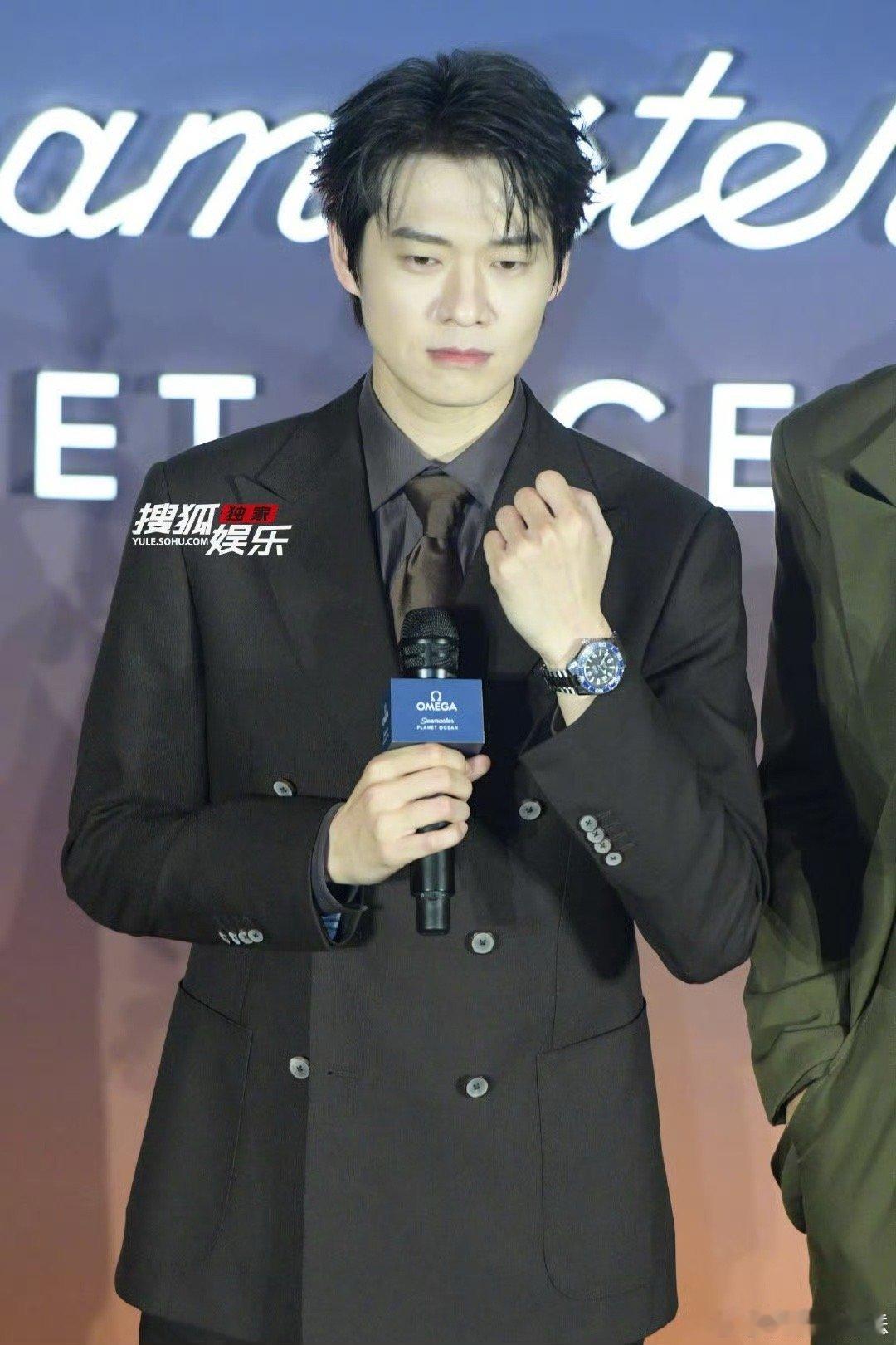 宋威龙魏大勋我都笑纳了宋威龙的颜+魏大勋的梗，俩宝藏帅哥我全收！左边看帅脸暴击