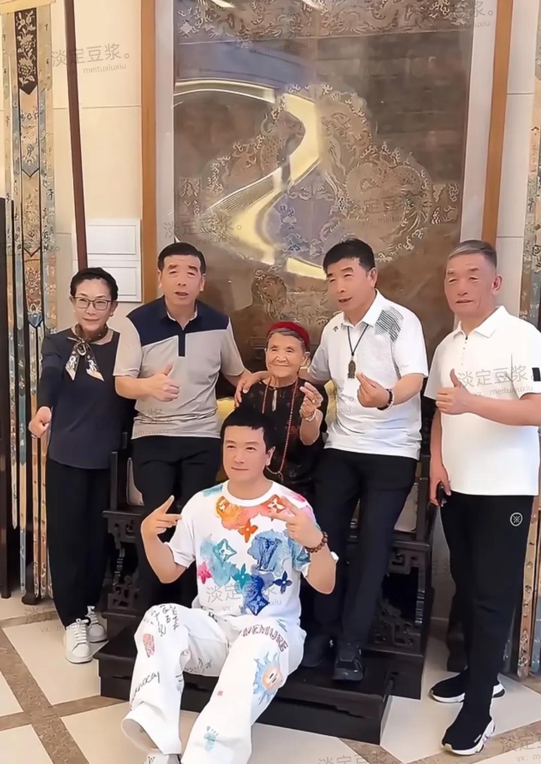 演员杨子一家的合影。感觉他在家里肯定还是被妈妈哥哥姐姐很宠着，看他虽然年龄不小了