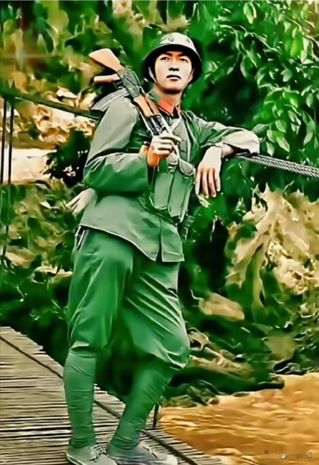 这是“一等功臣“，老山“尖刀排“排长任津平，在云南老山南温河桥上威武、霸气的留影