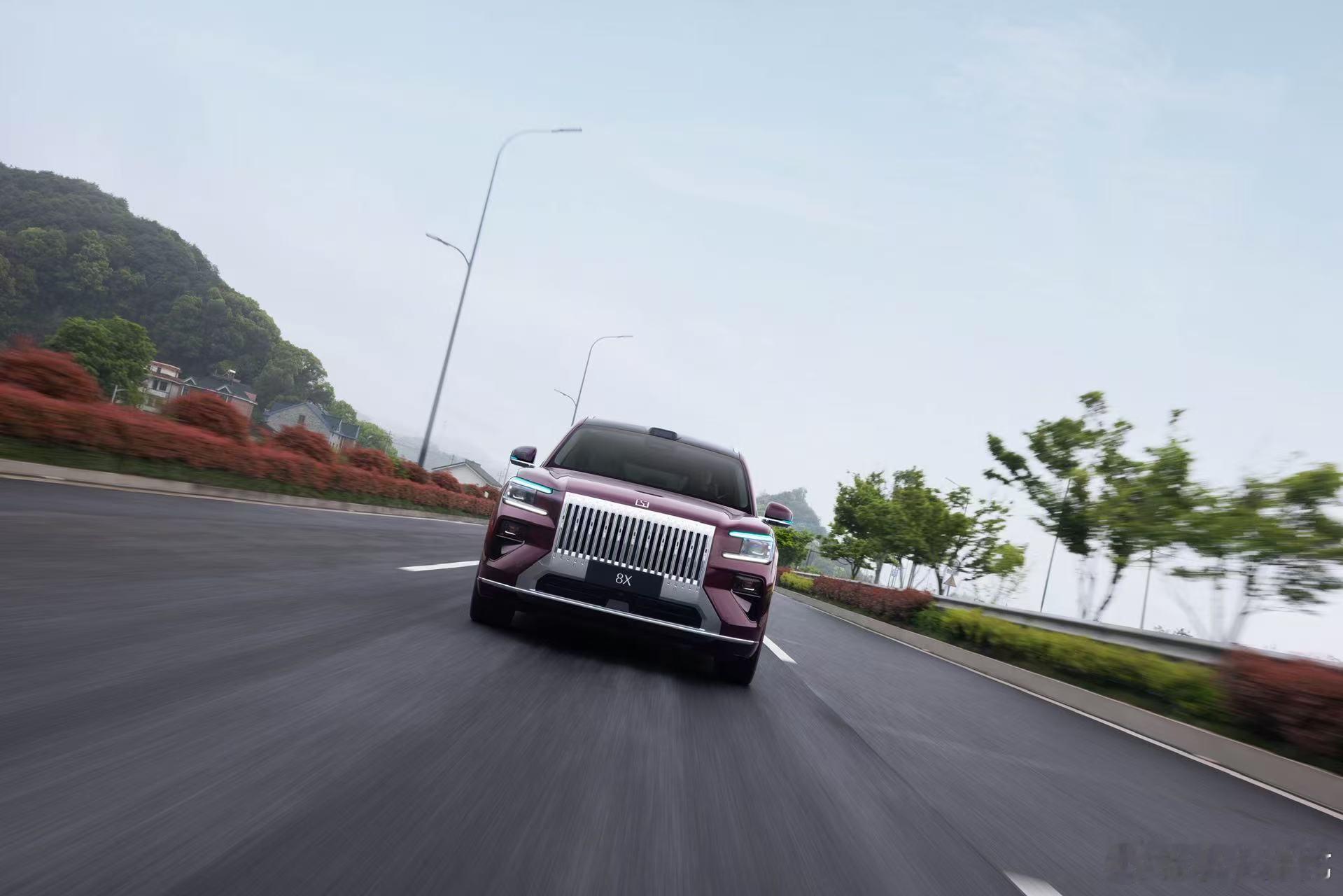 超级Eva的出现，为极氪8X的整车智能提供了清晰的人车接口。它绝非极氪8X车机语