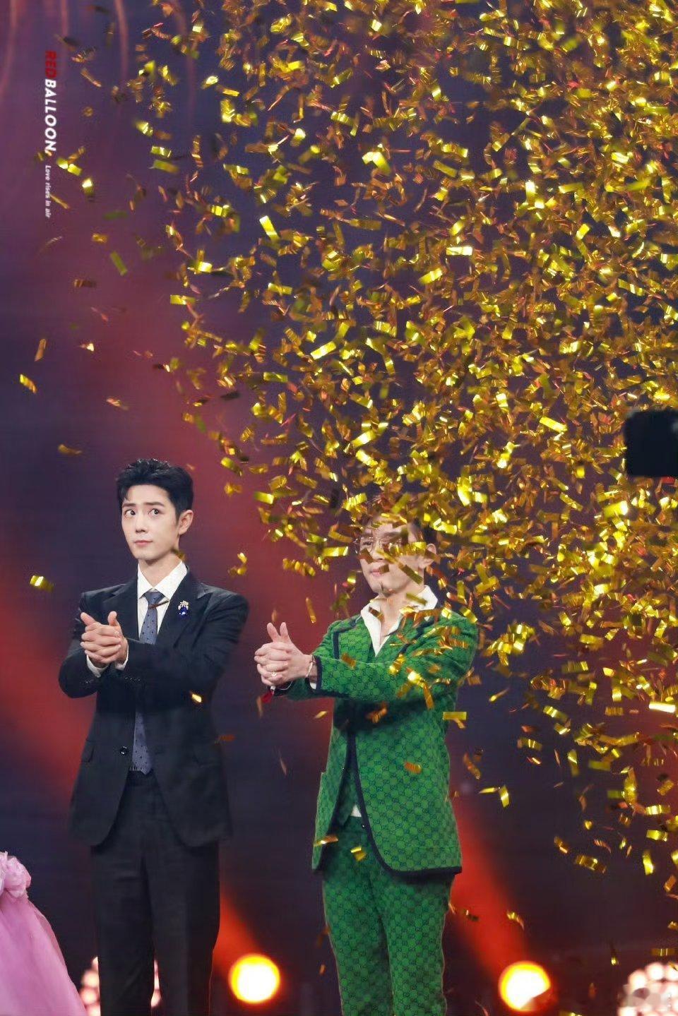 肖战又站在了新一轮跨年的彩带中了大红长虹