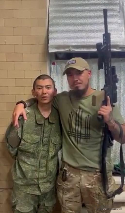现在，网上流传一段小视频，一名乌克兰士兵与一名俘虏的俄军雇佣兵合影，乌军士兵一只