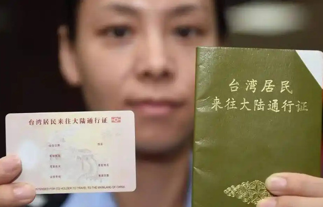 一个鼻屎小国，竟然敢把台湾的“护照”撕了，这事儿你敢信？所有人都盯着那些大国咋站