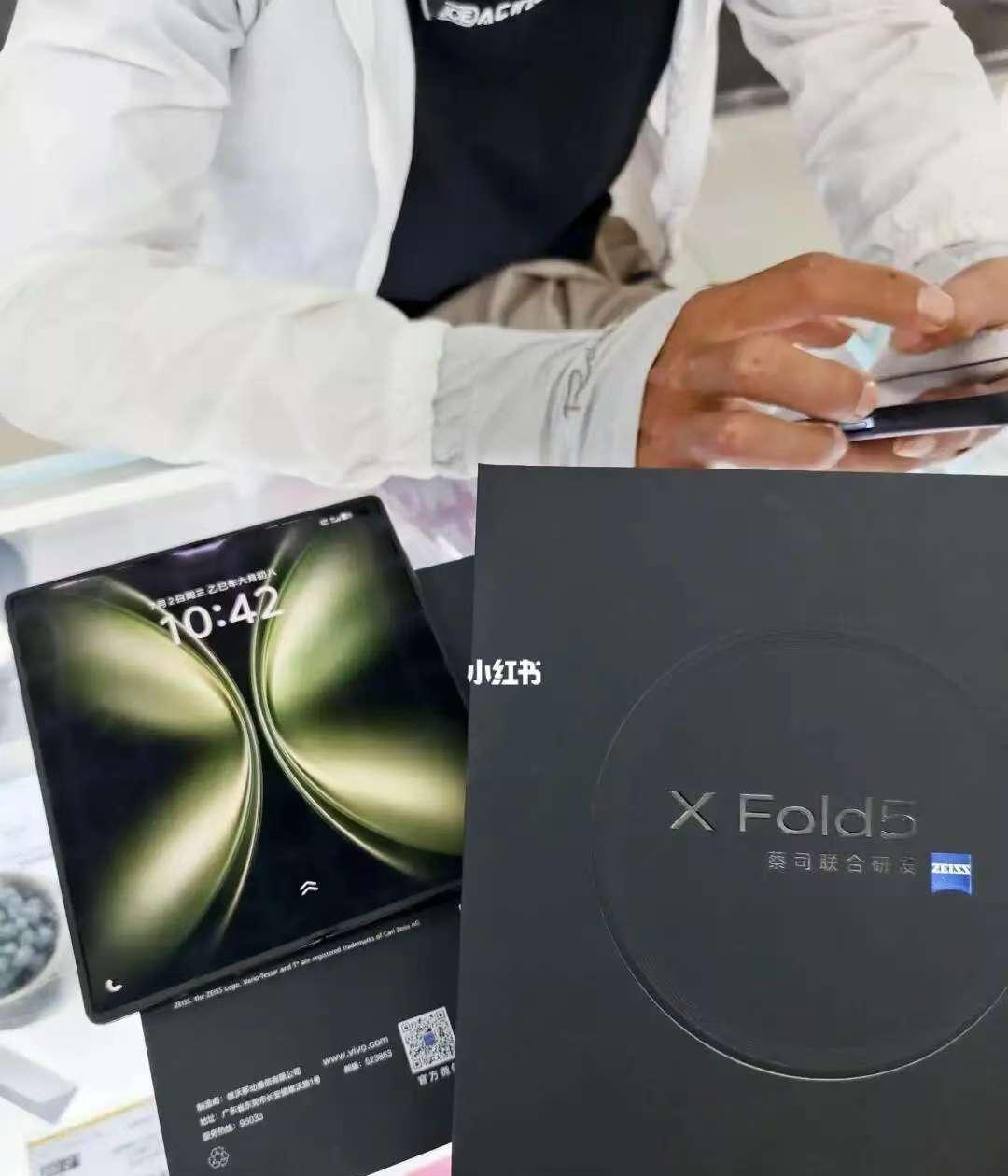 绷不住了，敢情vivo才是老实人啊。和蔡司合作，特地标明联合研发，规规矩矩，主动